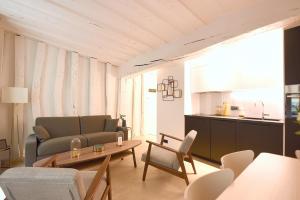 Cosy flat - Saint germain في باريس: غرفة معيشة مع أريكة وطاولة