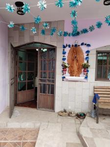 una puerta delantera de un edificio con flores azules en la pared en Casa Lila, en Mineral del Monte