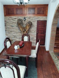 comedor con mesa de madera y sillas en Casa Lila, en Mineral del Monte