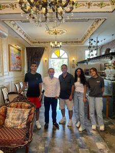 eine Gruppe von Menschen, die in einem Raum für ein Foto posieren in der Unterkunft Solomon's Mansion Hotel Istanbul in Istanbul + 37 Fotos