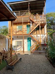una casa con una escalera delante de ella en Qeru House en Zorritos