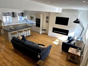 sala de estar con 2 sofás y cocina en The Caradoc, en Shrewsbury