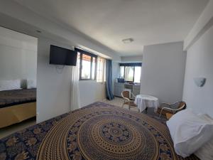 Habitación de hotel con cama y TV de pantalla plana. en Canto da Manu Panoramic en Calheta