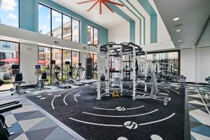um ginásio com passadeiras e elípticos num edifício em Perfect Location/ Resort Style Pool/Fast Wi-Fi em Houston