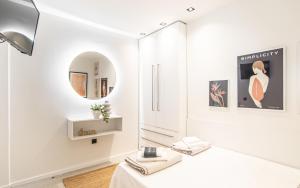 ein weißes Zimmer mit einem Spiegel und einem Tisch in der Unterkunft Villa Mare in Mákri