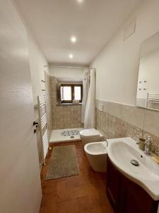 La salle de bains est pourvue d'un lavabo, de toilettes et d'une baignoire. dans l'établissement Modì Loft, à Livourne