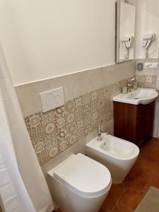 La salle de bains est pourvue de toilettes et d'un lavabo. dans l'établissement Modì Loft, à Livourne