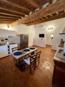 - une cuisine avec une table et des chaises dans la chambre dans l'établissement Modì Loft, à Livourne