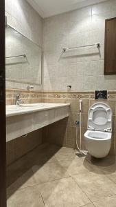 ARAEK AL KHLOOD HOTEL في مكة المكرمة: حمام مع مرحاض ومغسلة ومغسلة