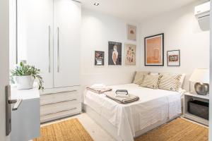 ein weißes Schlafzimmer mit einem Bett in einem Zimmer in der Unterkunft Villa Mare in Mákri