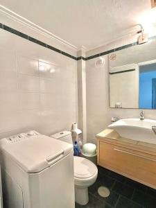 La salle de bains est pourvue de toilettes, d'une baignoire et d'un lavabo. dans l'établissement Paradise House, à Lefkandi Chalkidas