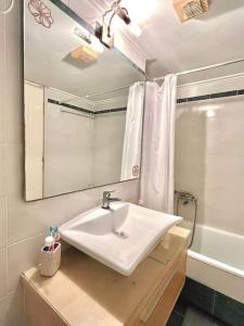 La salle de bains est pourvue d'un lavabo, d'un miroir et d'une baignoire. dans l'établissement Paradise House, à Lefkandi Chalkidas