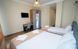 Postel nebo postele na pokoji v ubytování Hotel Leonardo