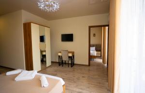TV a/nebo společenská místnost v ubytování Hotel Leonardo