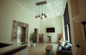 TV a/nebo společenská místnost v ubytování Hotel Leonardo