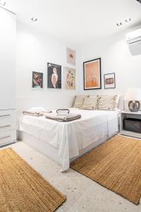 a white bedroom with a large bed with a table at Villa Mare in Mákri