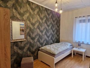 um quarto com uma cama e uma fotografia na parede em Ferienwohnung/Monteurunterkunft Leopolshall em Stassfurt