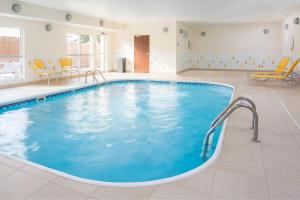 uma grande piscina com água azul num quarto de hotel em Fairfield Inn & Suites Temple Belton em Temple