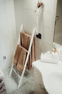 Łazienka z wieszakiem na ręczniki obok umywalki w obiekcie Suite 20 w mieście Airole