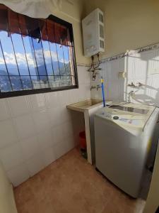 uma pequena cozinha com um lavatório e um frigorífico em Apartamentos en Mérida Mejor precio garantizado em Mérida