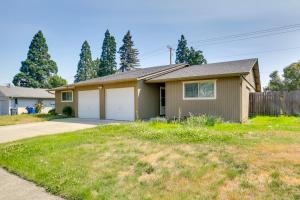 a house with a fence and a yard at Salem Vacation Rental Near Parks and Vineyards in Salem