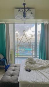 Schlafzimmer mit einem Bett und Blick auf ein Stadion in der Unterkunft Minimalist Luxury Condo Classic Aesthetic at Azure in Manila