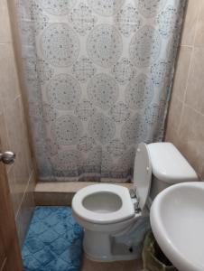 ein Bad mit einem WC und einem Waschbecken in der Unterkunft El Yunque White House in Rio Grande