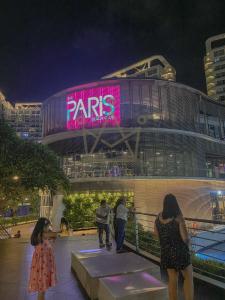 eine Gruppe von Personen, die vor einem Gebäude stehen in der Unterkunft Minimalist Luxury Condo Classic Aesthetic at Azure in Manila