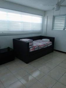 El Yunque White House في ريو غراندي: سرير صغير في غرفة مع نافذة