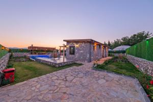 um quintal com um edifício e uma piscina em Villa Vareste & Villa Taş Mahal em Fethiye