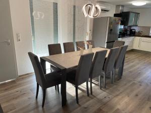 Buchheim的住宿－Deluxe Family Appartements Haem，厨房里配有餐桌和椅子