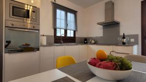 a kitchen with a bowl of fruit on a table at CASA TERE Y MARCIAL in Tinajo
