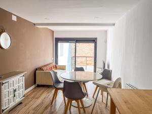 - une cuisine et une salle à manger avec une table et des chaises dans l'établissement Casa Yama - Renovated House in the Center of Berga, à Berga