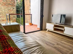 - un salon avec un canapé et une télévision dans l'établissement Casa Yama - Renovated House in the Center of Berga, à Berga