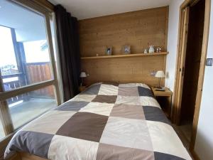Lova arba lovos apgyvendinimo įstaigoje Alpe d'Huez Houses - Chalet des Roches - Duplex, SUR les pistes de 3 chambres !