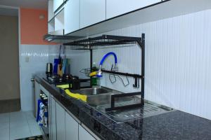 a kitchen with a sink and a counter top at Departamento Chiclayo Perú in Chiclayo