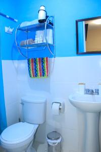 een badkamer met een wit toilet en een wastafel bij Departamento Chiclayo Perú in Chiclayo