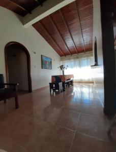 sala de estar con mesa y sofá en Apartamentos en Mérida Mejor precio garantizado en Mérida