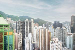 Blick auf eine Stadt mit hohen Gebäuden in der Unterkunft Courtyard by Marriott Hong Kong in Hongkong