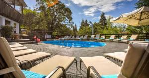 um grupo de espreguiçadeiras e uma piscina em Poiana Brasov Alpin Resort Hotel Aparthotel 2204, private property em Poiana Brasov