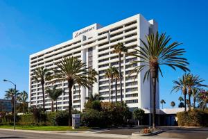 duży biały budynek z palmami przed nim w obiekcie Torrance Marriott Redondo Beach w mieście Torrance