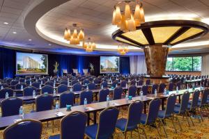 een grote conferentiezaal met lange tafels en stoelen bij Torrance Marriott Redondo Beach in Torrance