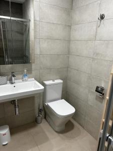 ein Bad mit einem WC und einem Waschbecken in der Unterkunft Brilliant sea apartment in Villajoyosa