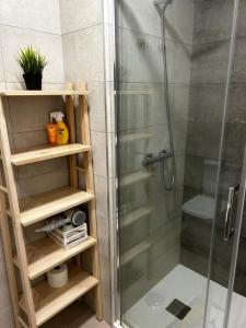 ein Bad mit einer Dusche und einer Glastür in der Unterkunft Brilliant sea apartment in Villajoyosa