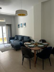 ein Wohnzimmer mit einem Tisch und einem blauen Sofa in der Unterkunft Brilliant sea apartment in Villajoyosa