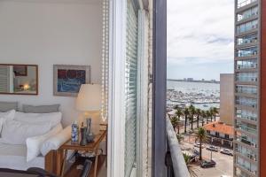 um quarto com uma cama e vista para a cidade em Oceana Suites en Lafayette, vista al mar em Punta del Este