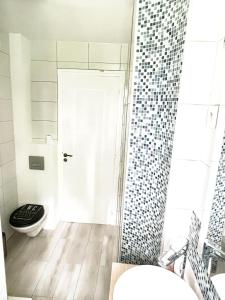 W łazience znajduje się toaleta, umywalka i prysznic. w obiekcie Logement entier proche Disneyland w mieście Montry