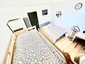 1 dormitorio con cama y alfombra grande en Logement entier proche Disneyland, en Montry