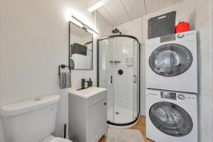 a bathroom with a washing machine and a washer at Silicon Valley Stay Apartments in San Carlos