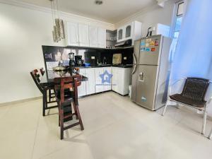 a kitchen with a refrigerator and a table and chairs at Espectacular Vista y Frente al Mar in Cartagena de Indias